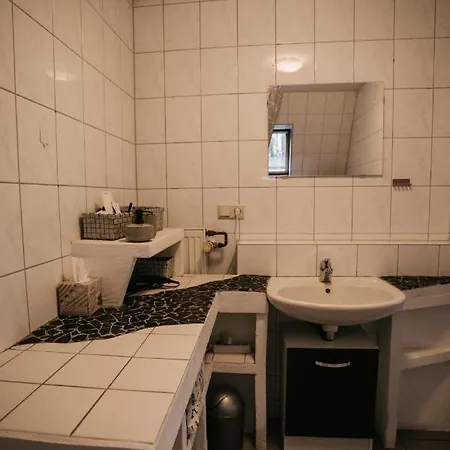 Nyaraló Eigenes Maisonettehaus In Idyllischer Lage Mit Balkon, Nahe Messe, 24h Self-check In, Gratis Parken