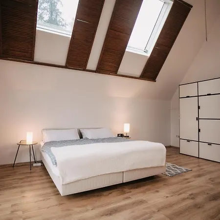 Eigenes Maisonettehaus In Idyllischer Lage Mit Balkon, Nahe Messe, 24h Self-check In, Gratis Parken Nyaraló *